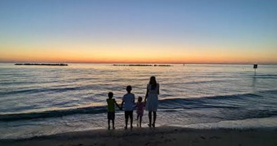 La mia famiglia al mare, al tramonto